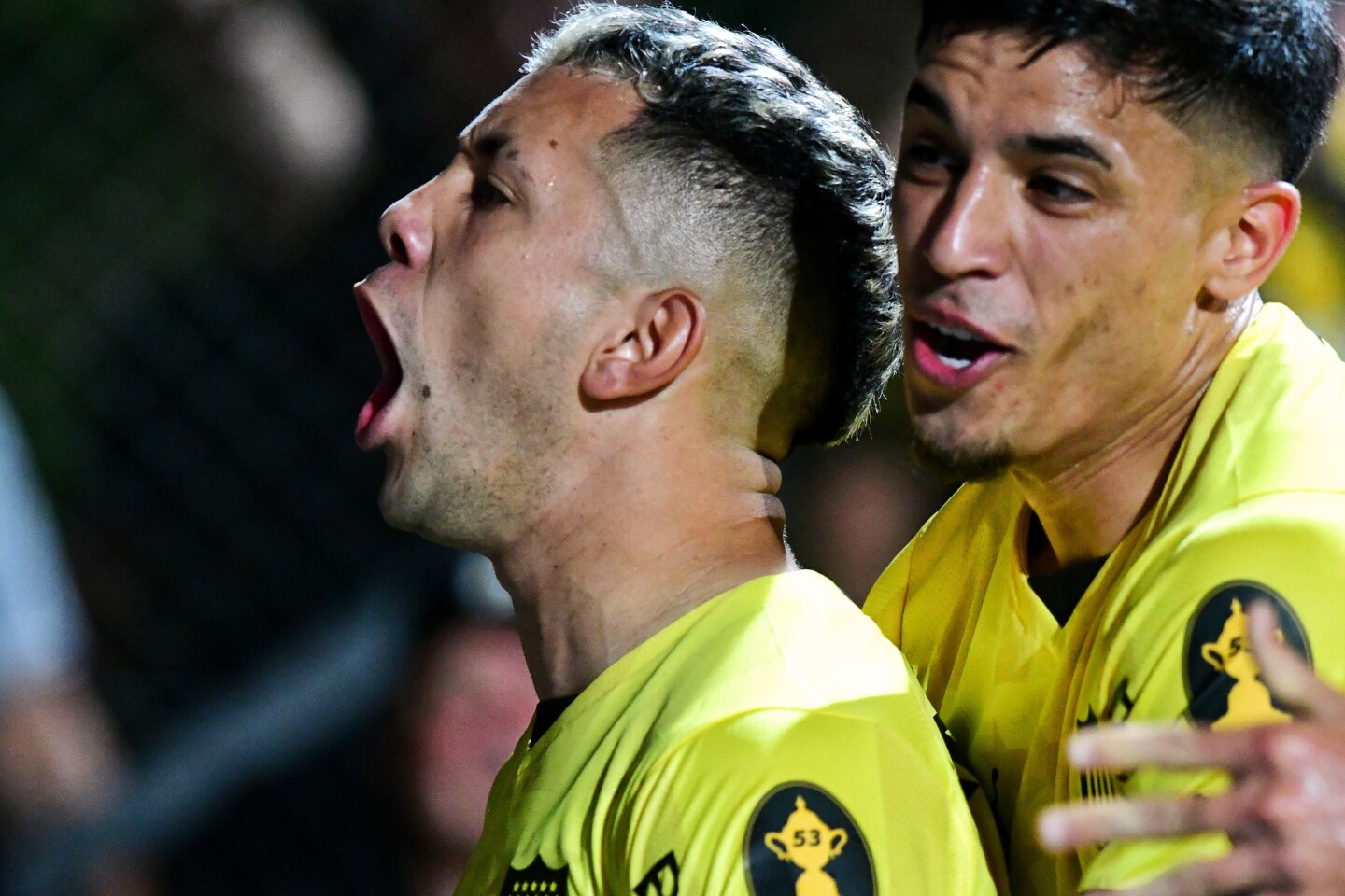 Leonardo Fernández celebra su gol anotado en el partido entre Wanderers y Peñarol.
