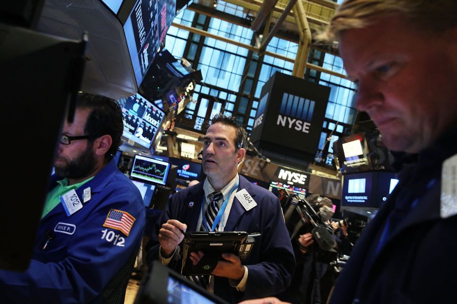 Como hay pocas cosas claras, los inversores optan por vender. Foto: AFP.