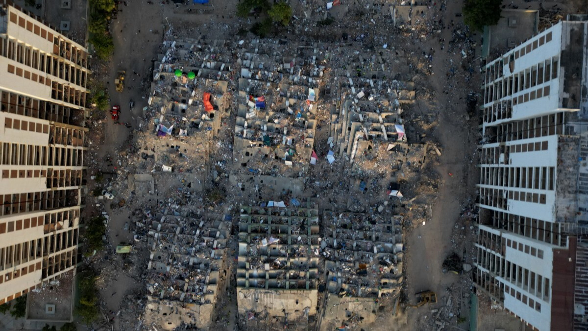 Esta vista aérea muestra los daños en la playa Los Cocos, en Caraballeda, estado La Guaira, Venezuela, el 7 de julio de 2026, tras los terremotos del 24 de junio.