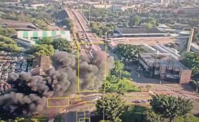 Cámara toma el momento exacto en que un avión se estrella en una avenida de Sao Paulo