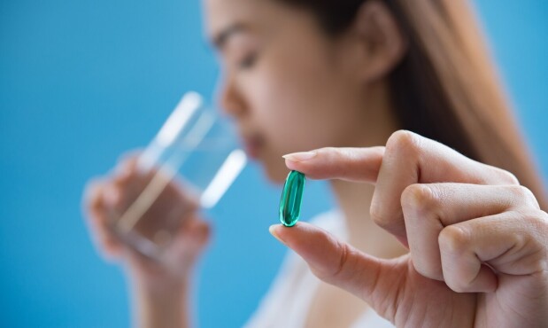 Mijer tomando un suplemento vitamínico