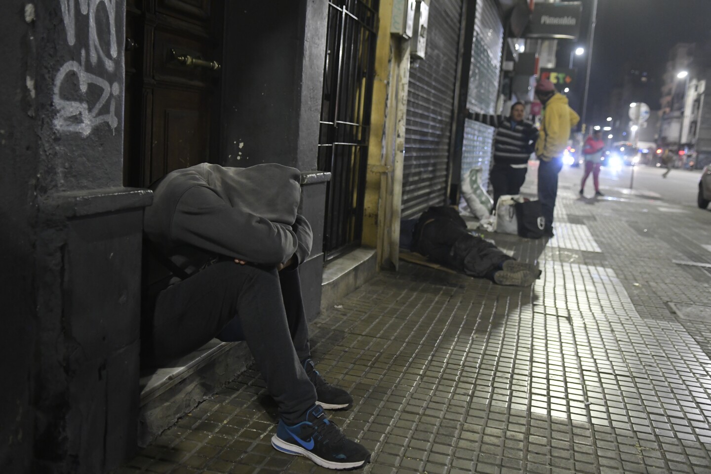 Personas que viven en la calle en la avenida 18 de Julio, Montevideo