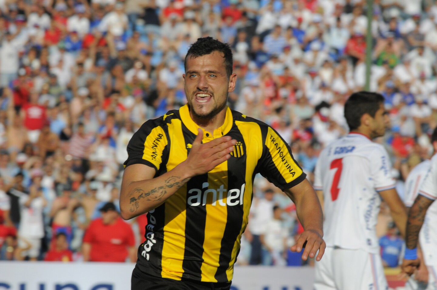 El Vasquito Matías Aguirregaray festeja un gol en un clásico Nacional vs. Peñarol