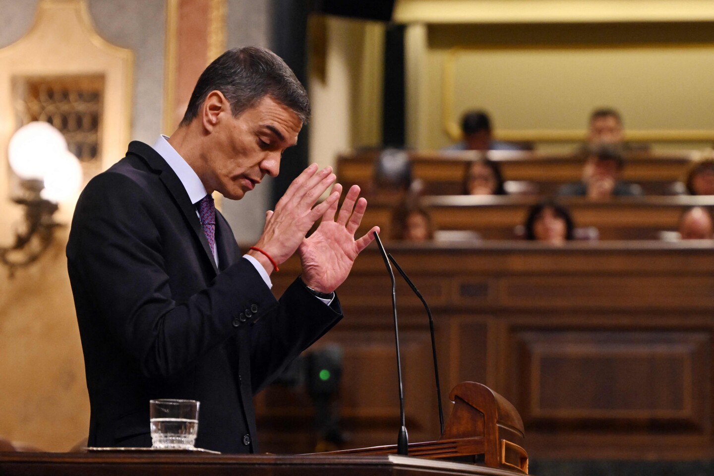 El presidente del Gobierno español, Pedro Sánchez, se dirige a la cámara durante una sesión plenaria en el Congreso de los Diputados.