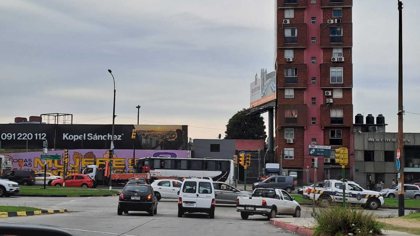 Semáforos apagados en Avenida Italia y Propios.