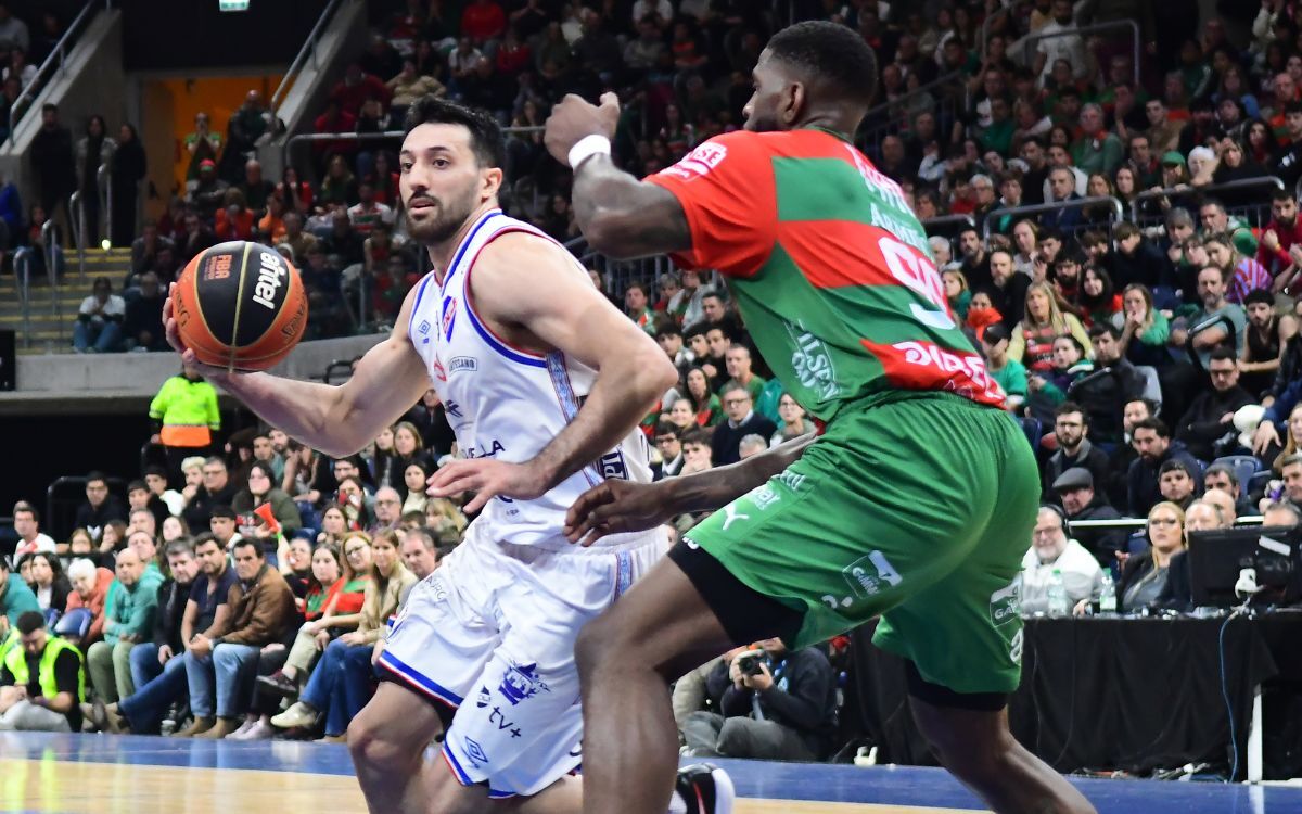 Gianfranco Espíndola ante Jamil Wilson en la final entre Nacional y Aguada por la Liga Uruguaya de Básquetbol.