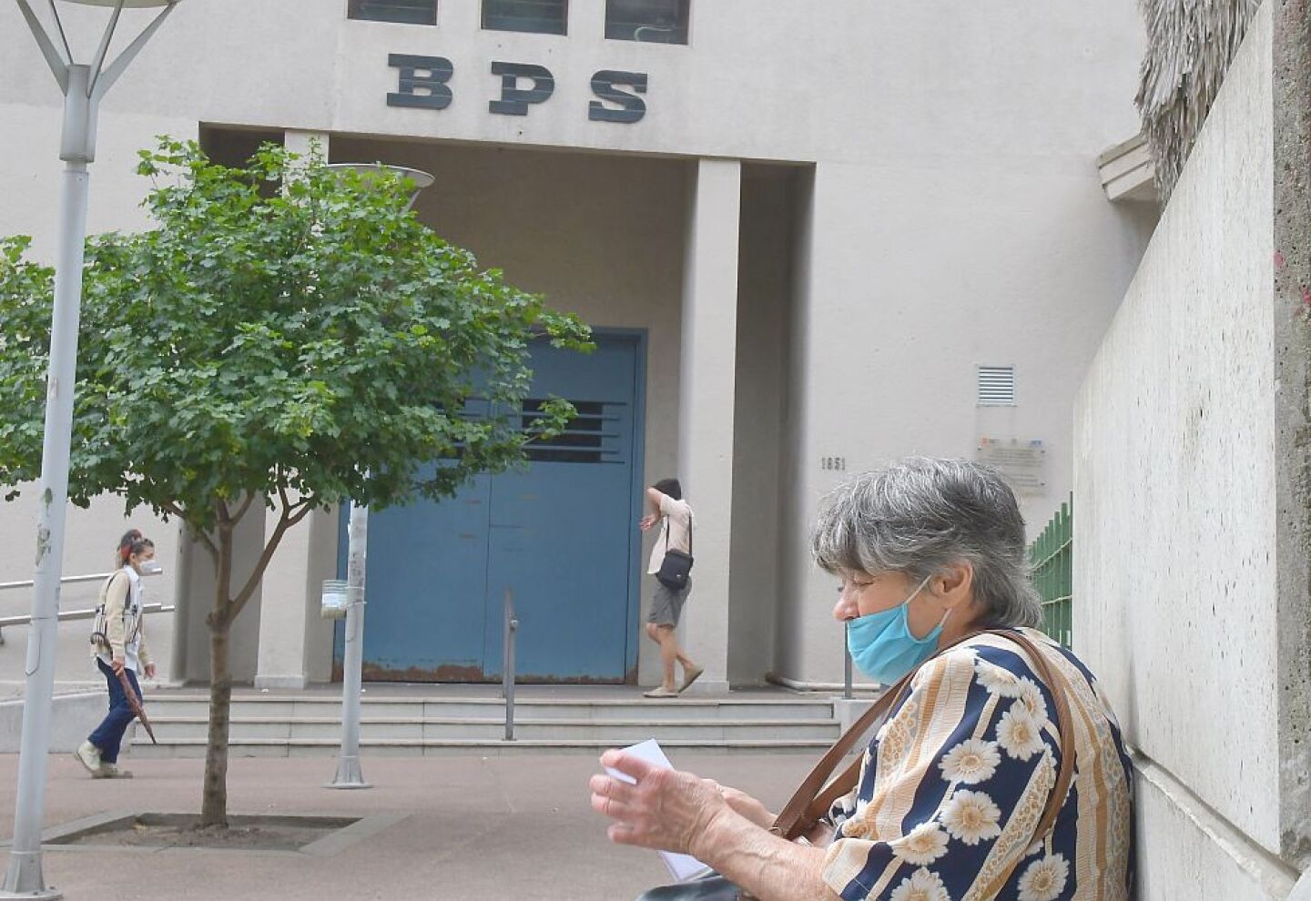 Jubilados y pensionistas acudiendo al edificio sede del Banco de Previsión Social.