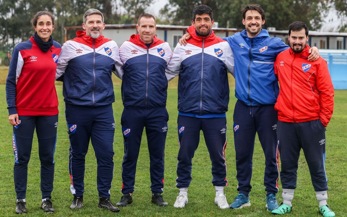 Diego Testas junto a su cuerpo técnico en el fútbol femenino de Nacional.