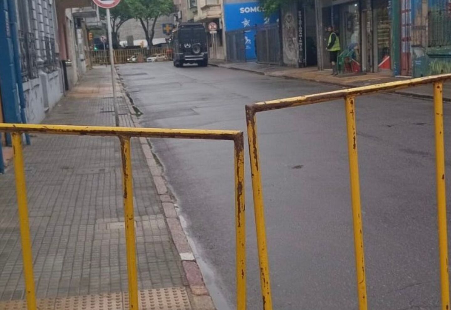 Las vallas en las inmediaciones de la Asociación Uruguaya de Fútbol.