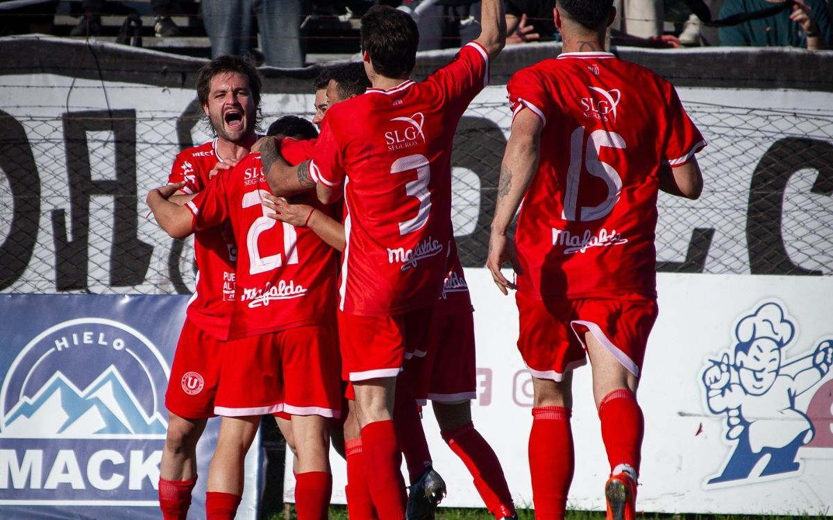 El festejo de los jugadores de Universitario tras el gol frente a Río Negro en la final de la Copa Nacional de Clubes OFI.