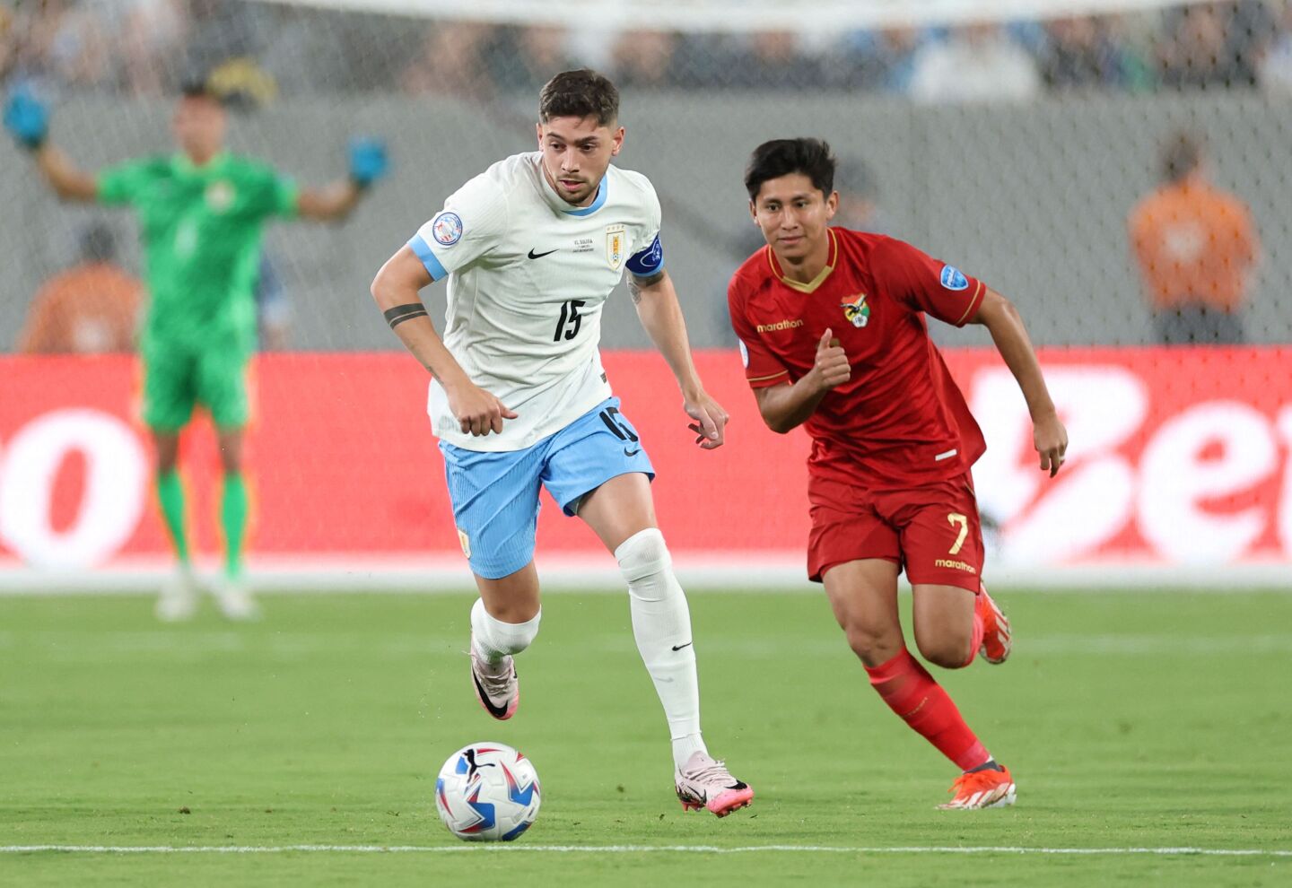 Federico Valverde se lleva la pelota ante la marca de Miguel Terceros.