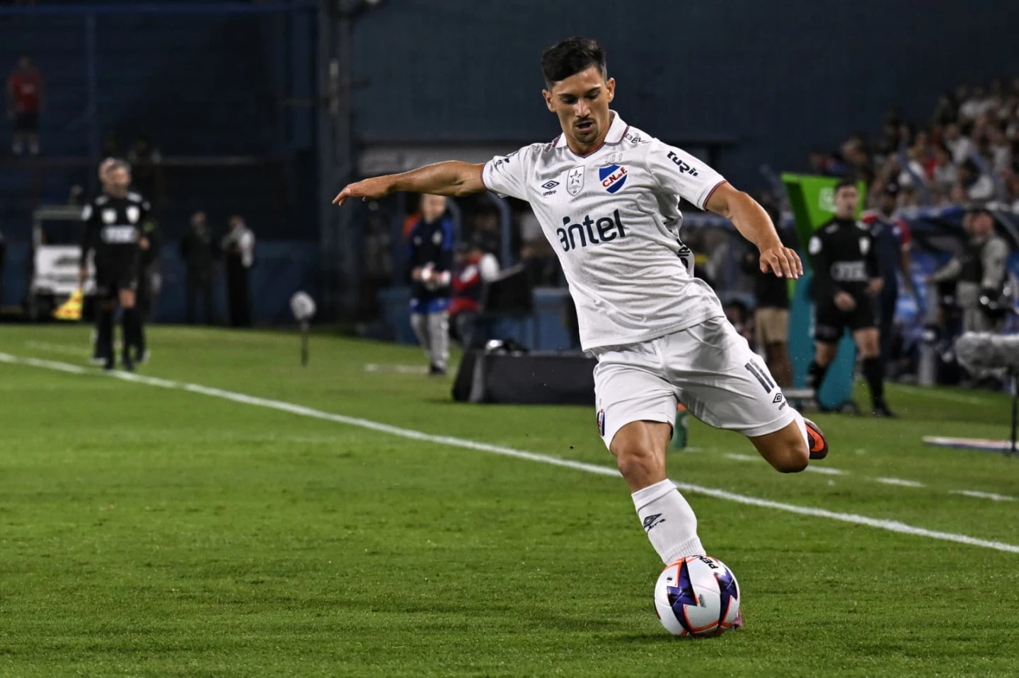 Maxi Silvera a punto de rematar con Nacional en el partido ante Wanderers.