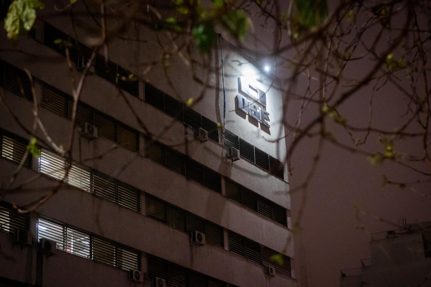 Fachada de la Administración de las Obras Sanitarias del Estado, en Montevideo.