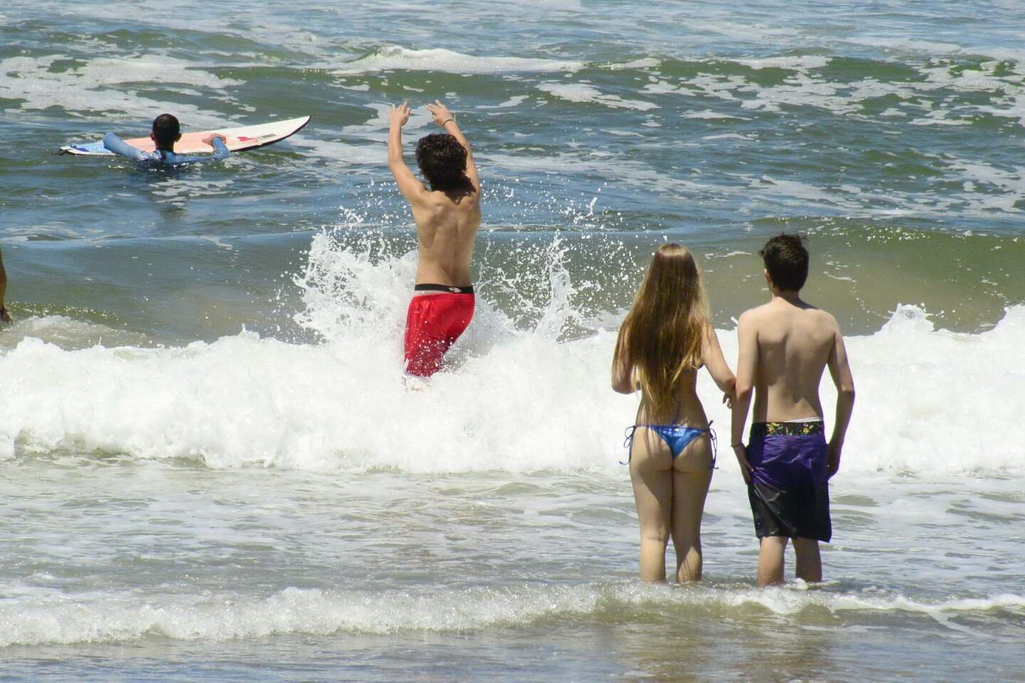 El calor llevó a que muchos bajen a la playa en Maldonado y Rocha. Foto: R. Figueredo