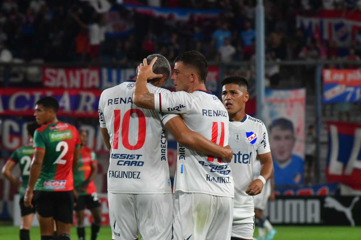 Franco Fagúndez y el Colo Ramírez celebran el gol de Nacional ante Boston River.