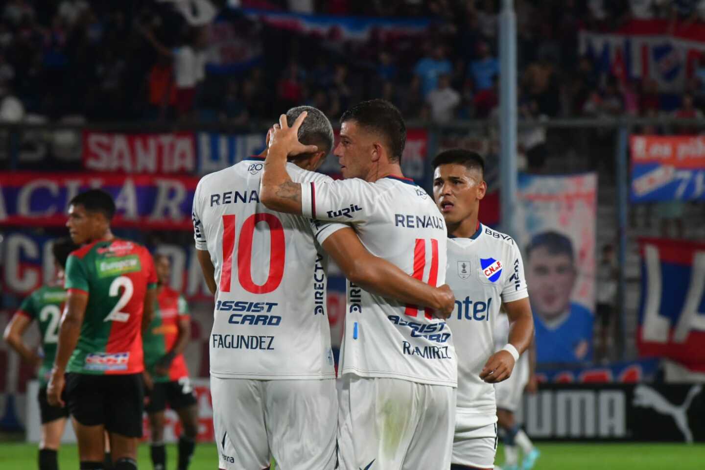 Franco Fagúndez y el Colo Ramírez celebran el gol de Nacional ante Boston River. 