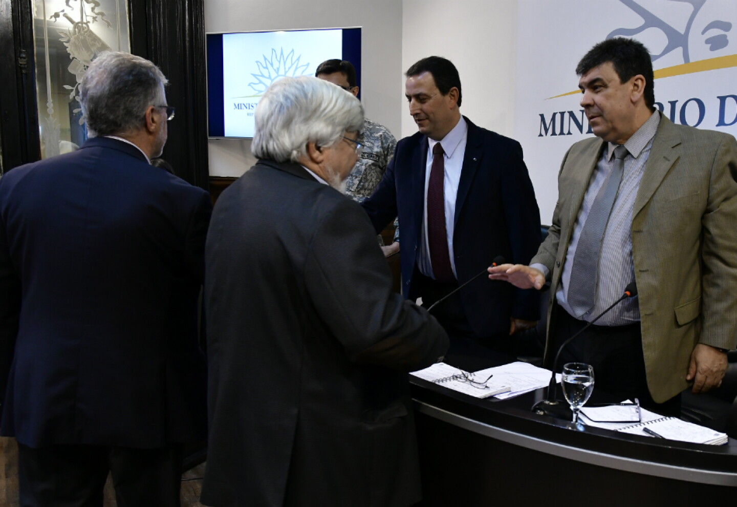 Layera En el Frente marcaron diferencias con Layera - EL PAÍS Uruguay