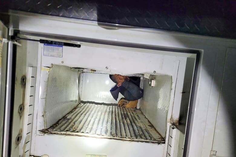Camioneta interceptada por agentes de ICE en Texas que llevaba ocho personas escondidas.