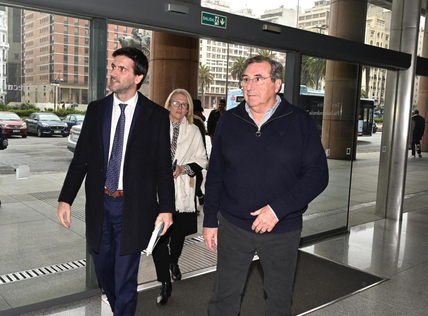 Ministros Alejandro Sciarra y Armando Castaingdebat ingresando a la Torre Ejecutiva.