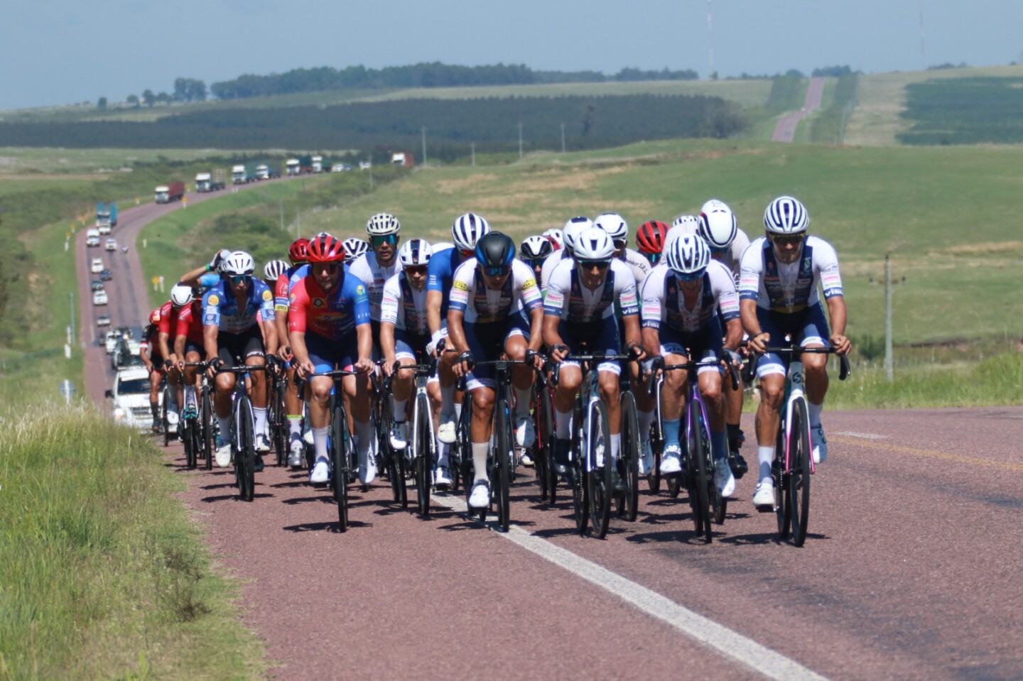 El equipo del Club Ciclista Cerro Largo controla el pelotón de Rutas de América 2025