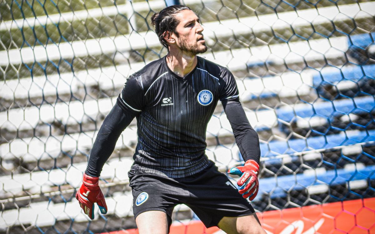 Tomer Haran, arquero israelí de Cerro Largo, previo al juego ante Fénix.