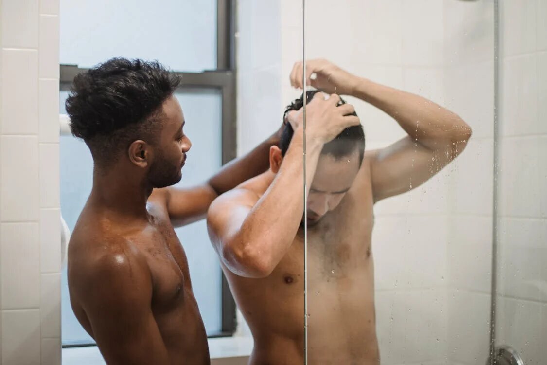 Pareja en la ducha.jpg