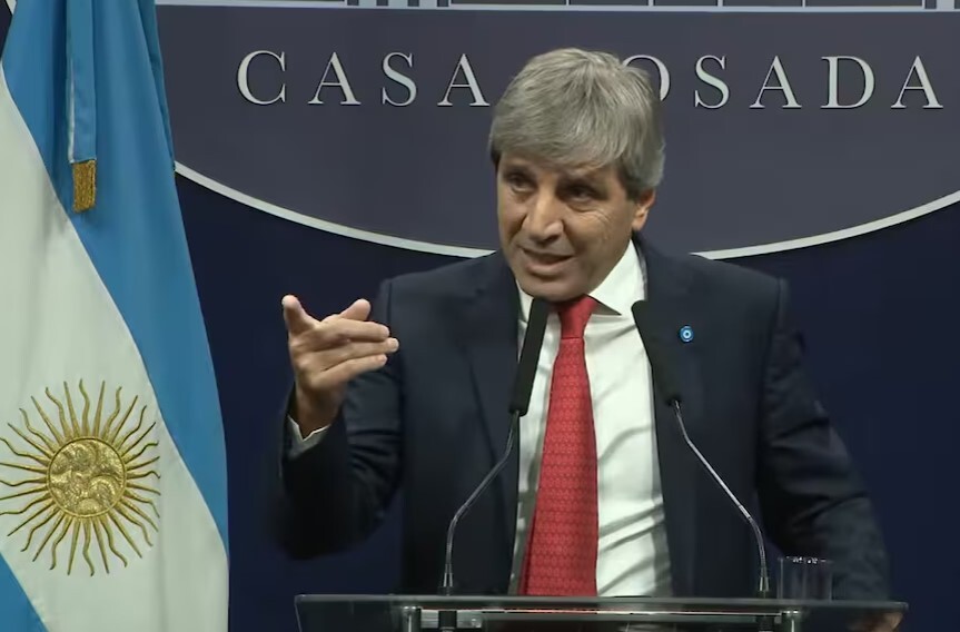 El ministro de Economía, Luis Caputo, le respondió a un periodista que lo acusó de tener dólares en el colchón.