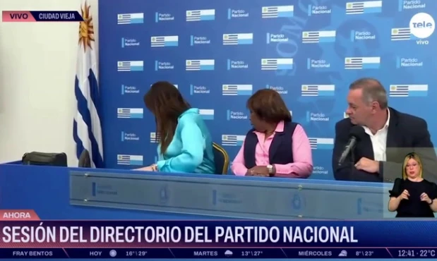 Carlos Moreira se cae durante una conferencia del Directorio del Partido Nacional.