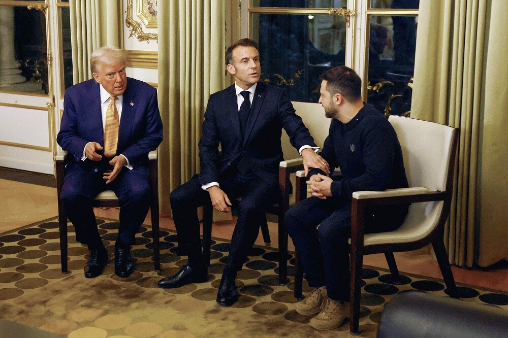 Macron, Trump y Zelenski: el presidente de Francia, el presidente electo y el presidente de Ucrania.