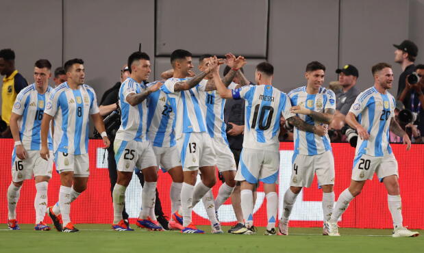 Jugadores argentinos festejan su gol frente a Chile en la Copa América 2024.