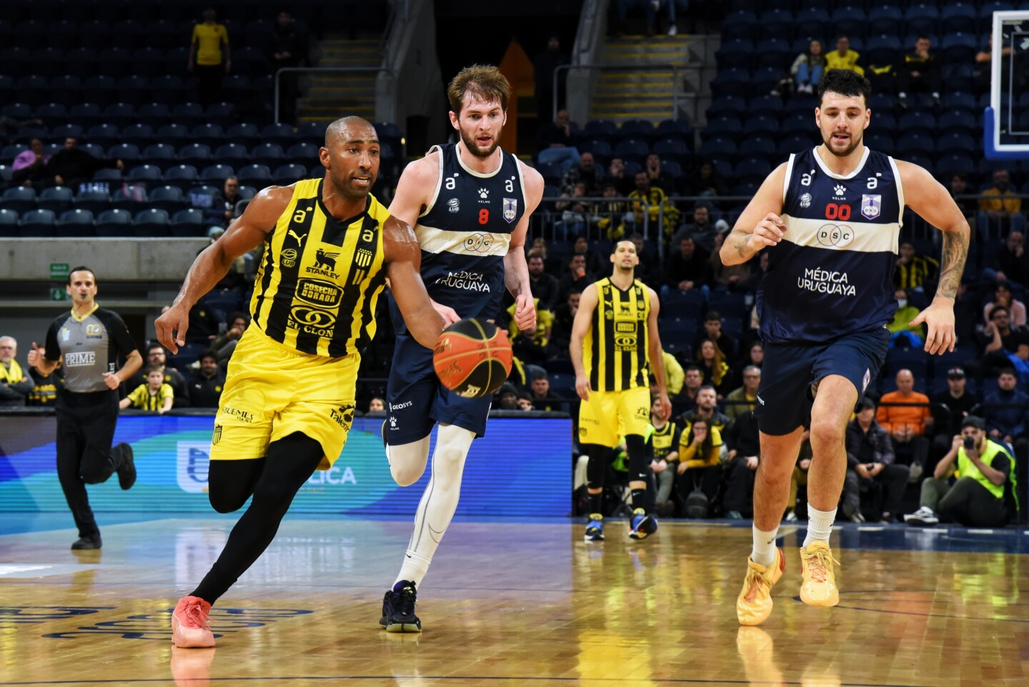 Jayson Granger con Peñarol en el Antel Arena contra Defensor Sporting