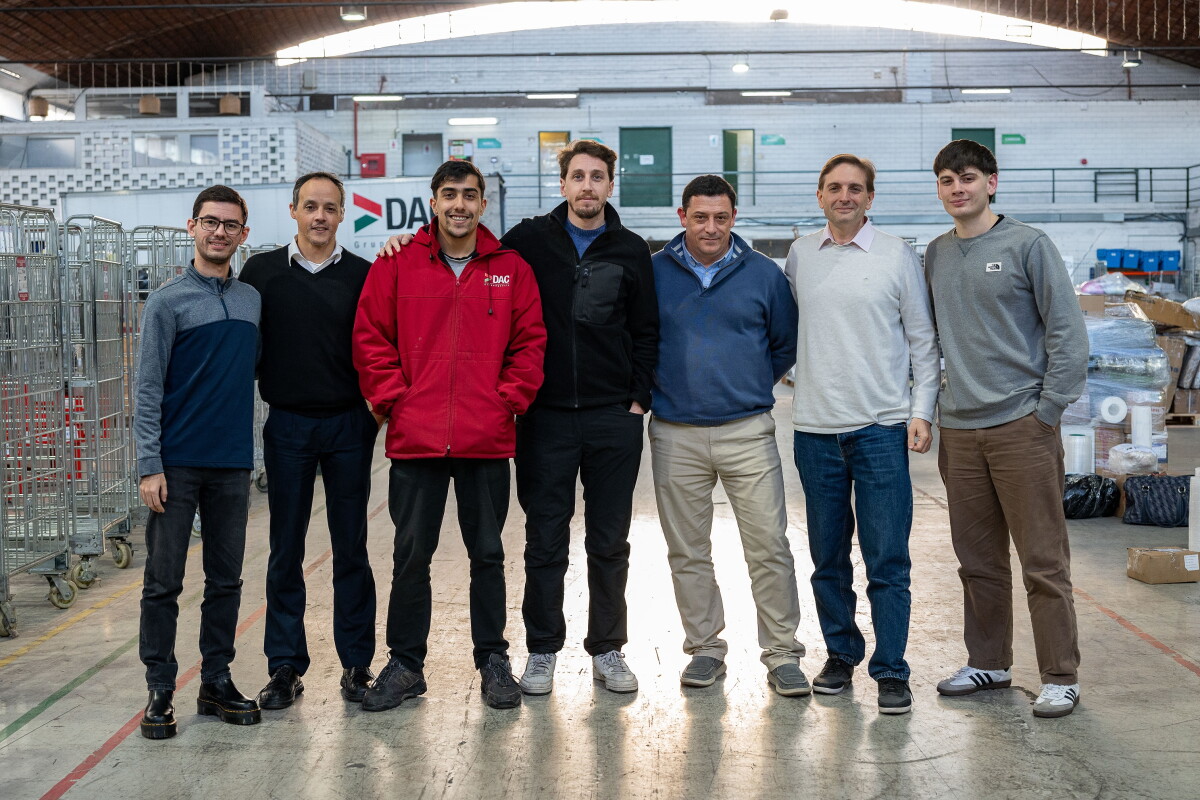 Rodrigo Fioritti, Pablo Bica, Rodrigo Gorga, Federico Mederos, Mario Secchi y Lucas Oporto, de DAC, junto a Martín Escardó, de Quanam, durante el proyecto que renovó el sistema central de gestión de encomiendas.