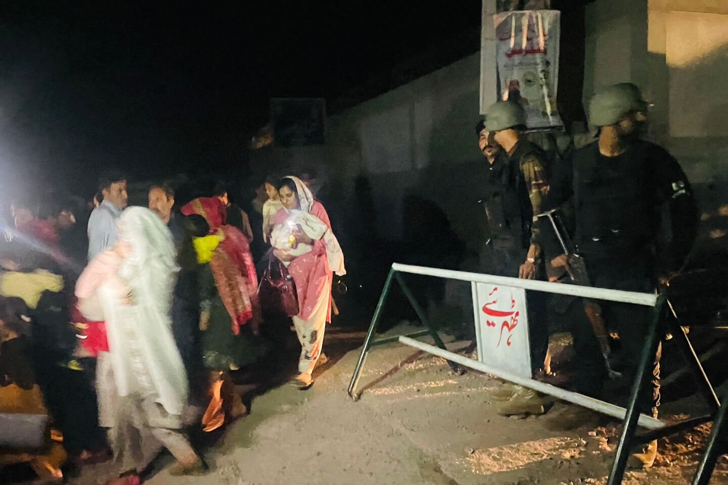 Personal de seguridad acordonó una calle mientras residentes evacuaban sus hogares cerca del lugar de un ataque en Muzaffarabad, capital de la Cachemira administrada por Pakistán, el 7 de mayo de 2025.