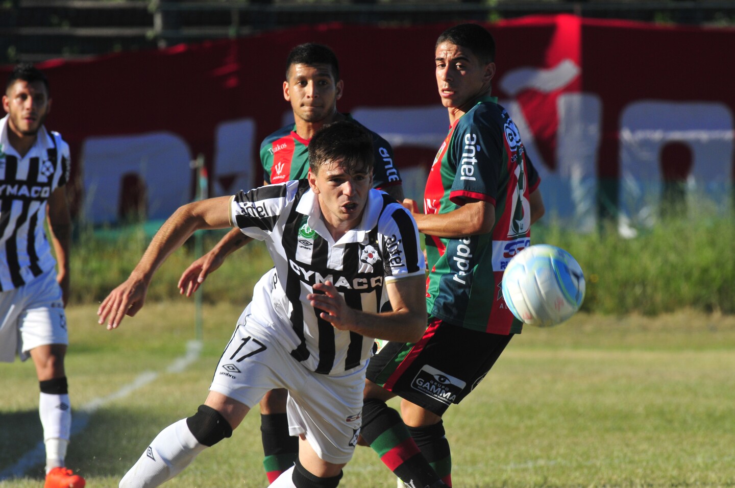 Manuel Castro contra Camilo Cándido en un Wanderers vs Rampla.