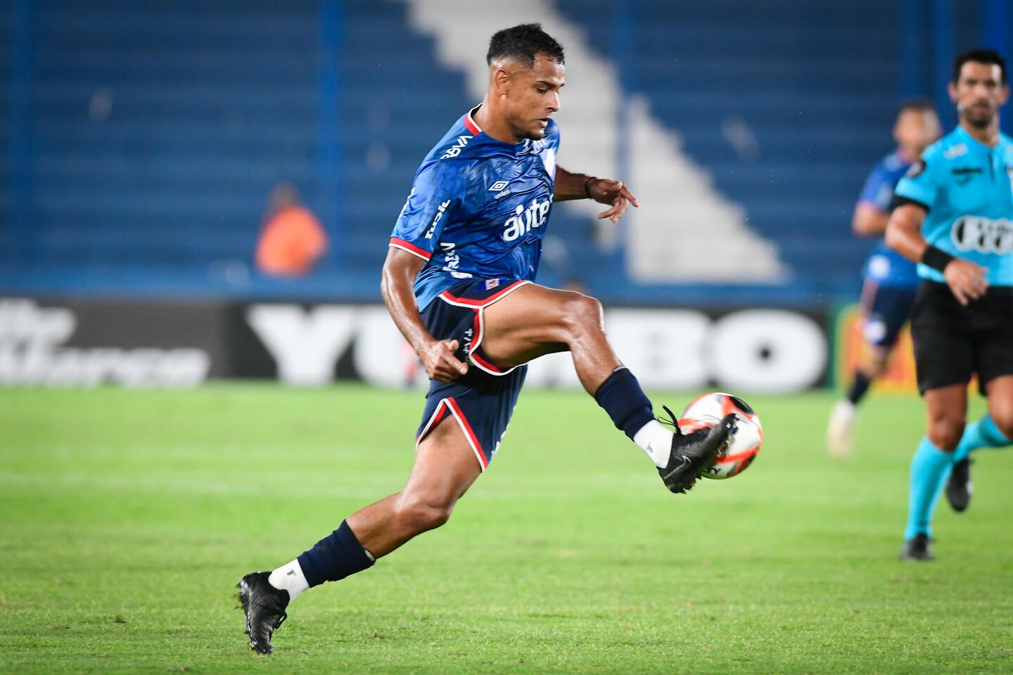 Lucas Morales al ataque en el amistoso entre Nacional y Olimpia en el Gran Parque Central.
