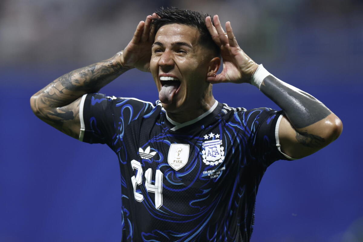 Enzo Fernández celebra el gol que marcó en la semifinal del Mundial 2026 entre Inglaterra y Argentina.