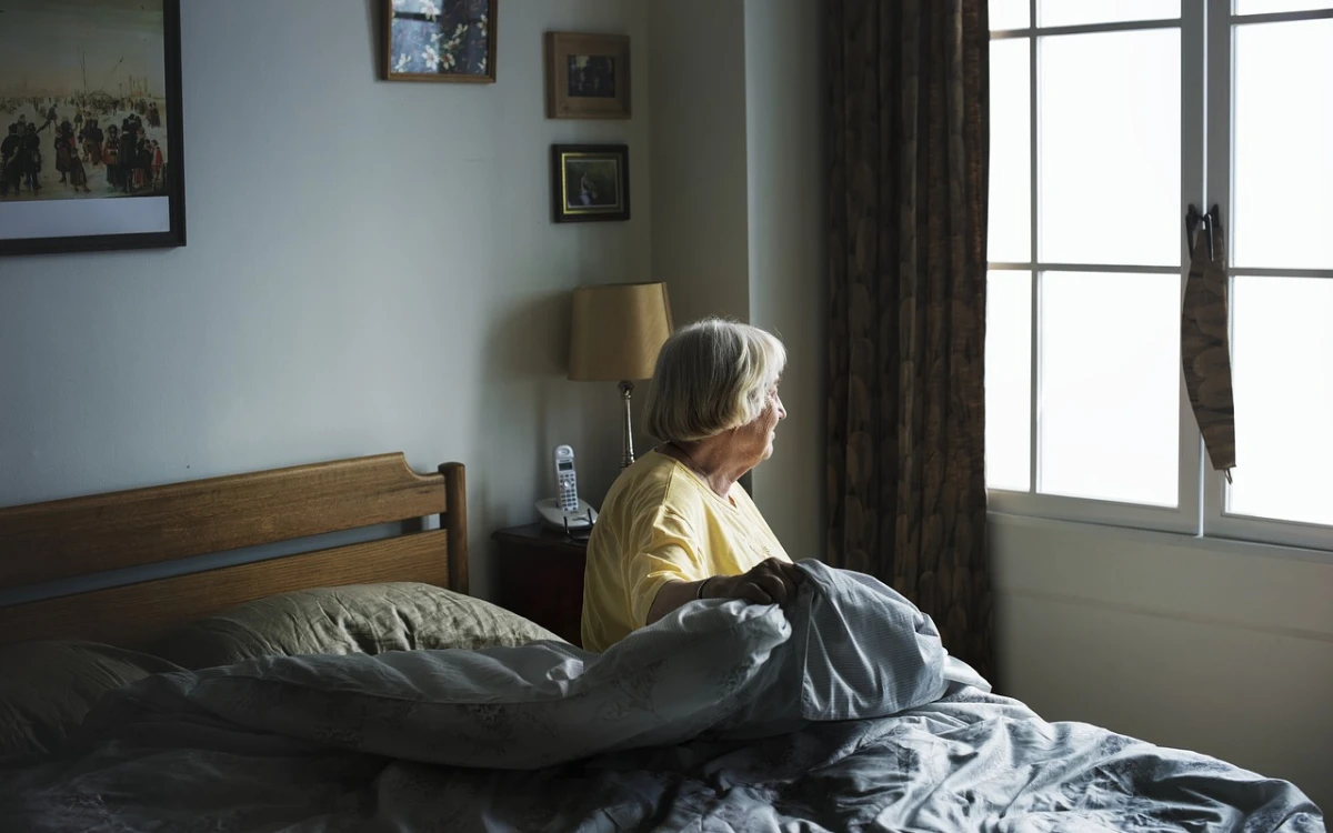 Levantarse tras 20 minutos sin dormir: la recomendación médica para romper el ciclo de la frustración nocturna