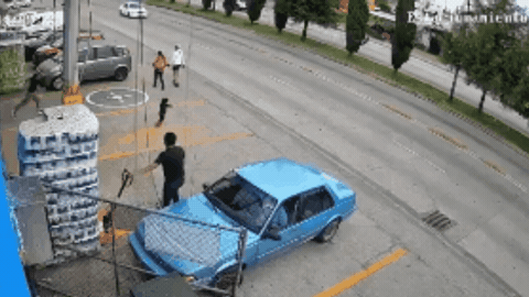 El momento en el que un gerente de supermercado salvó a una niña de ser atropellada en México. 