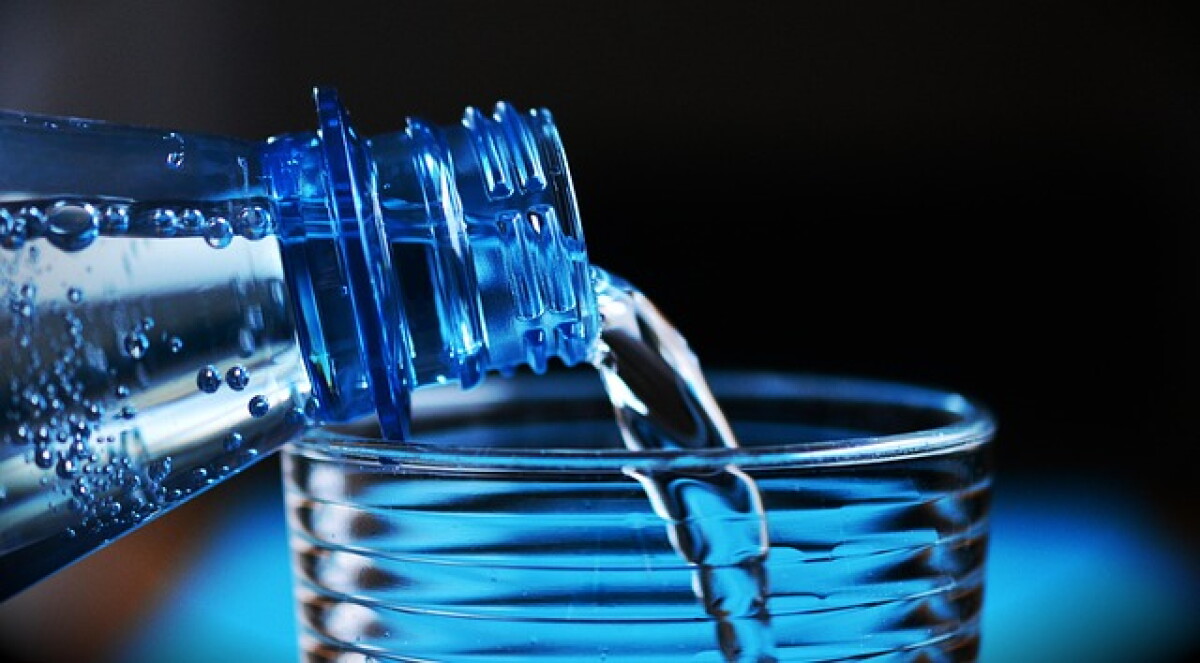 Agua mineral: qué efectos puede tener y qué recomiendan los especialistas