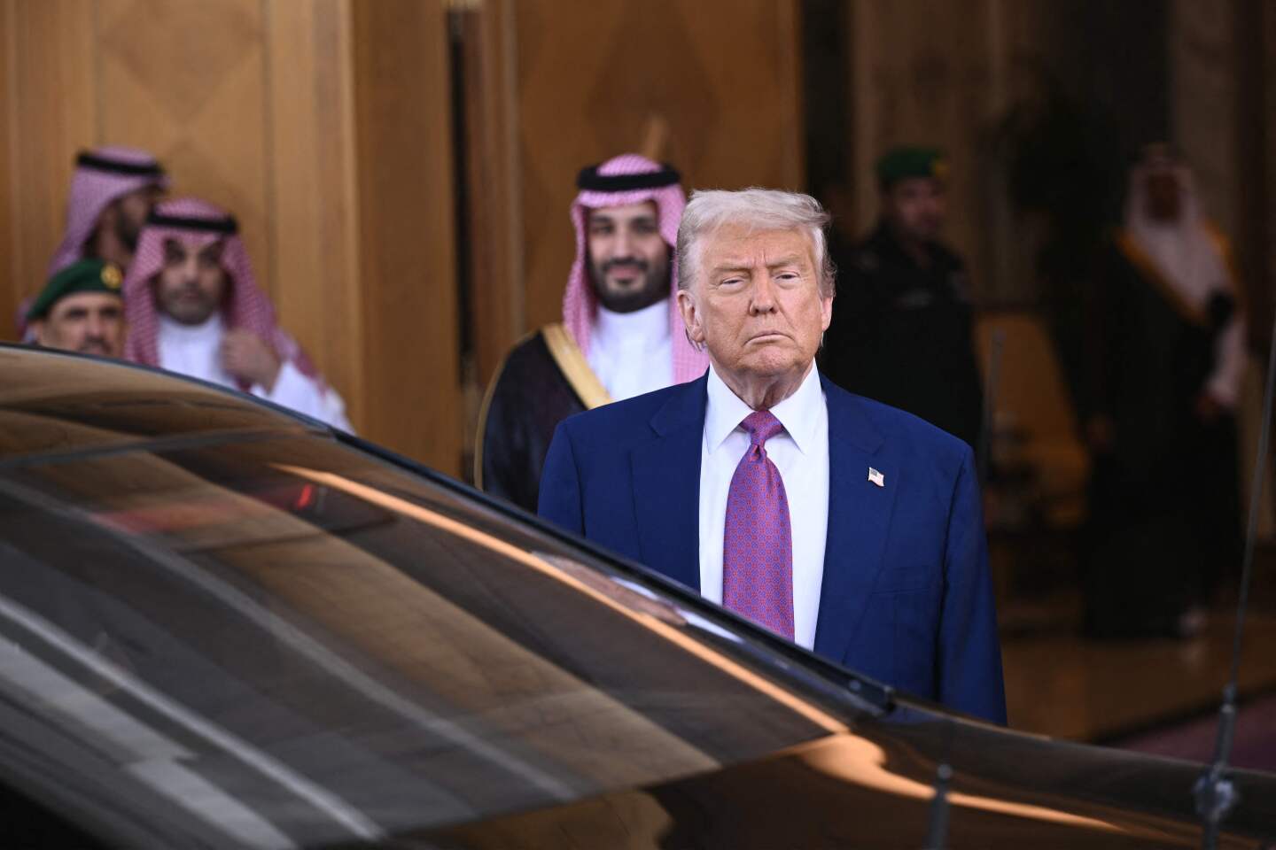 El príncipe heredero Mohammed bin Salman (centro-izquierda) observa mientras el presidente estadounidense Donald Trump se marcha