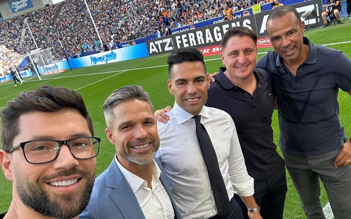 Cristian Rodríguez junto a los homenajeados por el Porto.