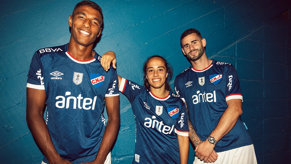 Camiseta alternativa de Nacional 2023 en homenaje a la hinchada.