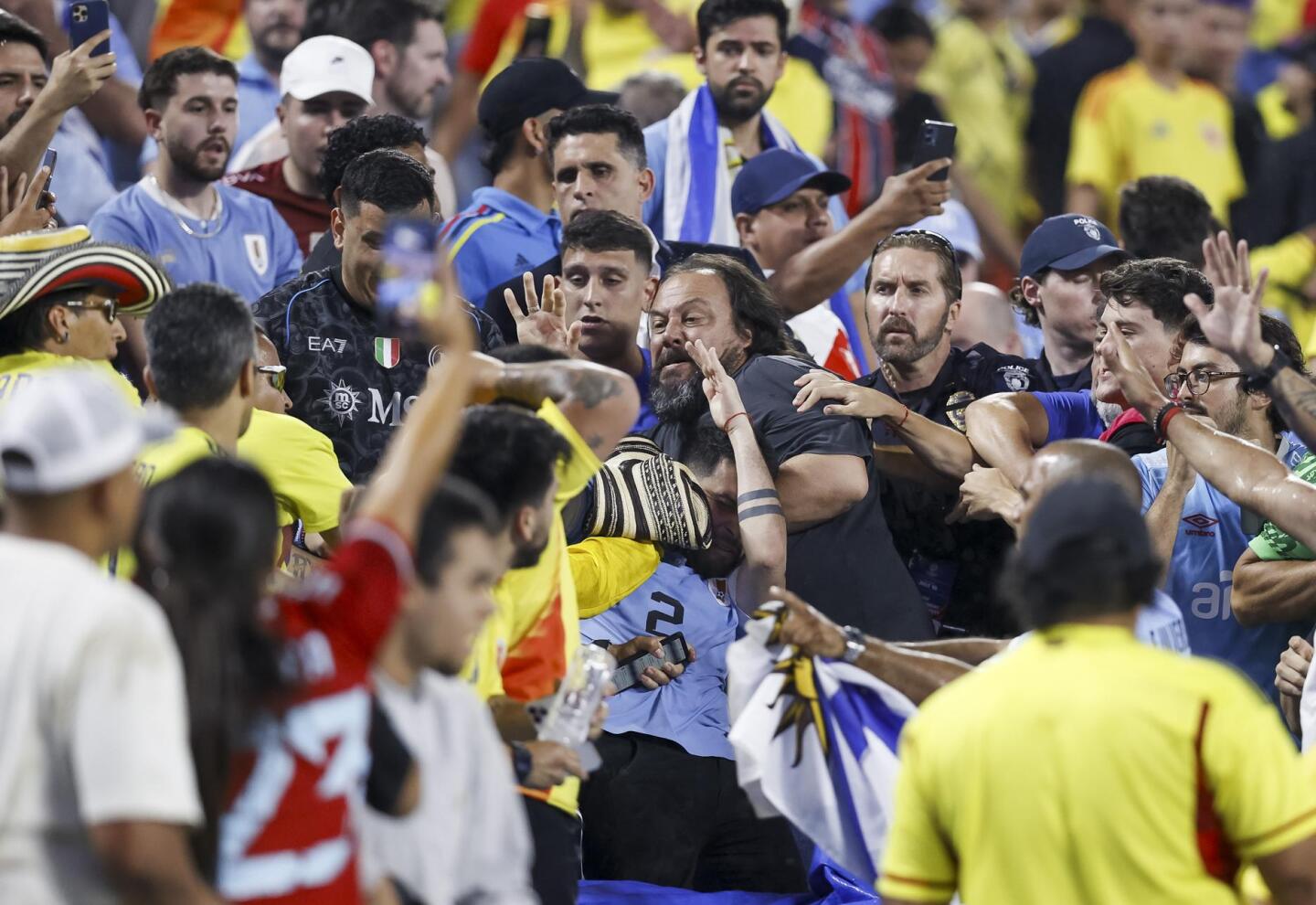 Hasta de policías recibimos agresiones": suegro de Maxi Araújo sobre incidentes tras el Uruguay vs. Colombia - EL PAÍS Uruguay