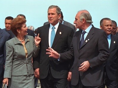 Moscoso junto a Bush y De La Rúa.