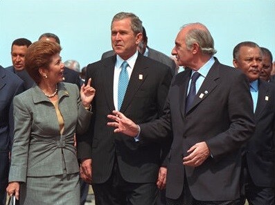 Moscoso junto a Bush y De La Rúa. 