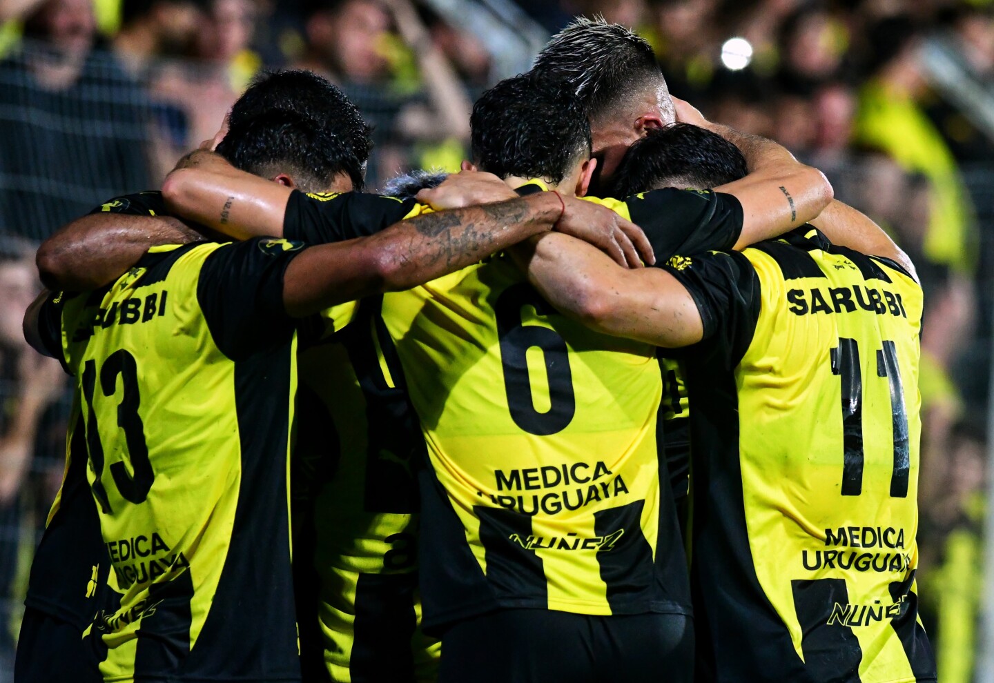 Los jugadores de Peñarol celebran en el gol de Eduardo Darias en el partido ante River Plate en el Parque Saroldi.