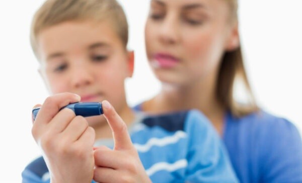 Madre ayuda a su hijo a controlar la diabetes. Foto: Archivo