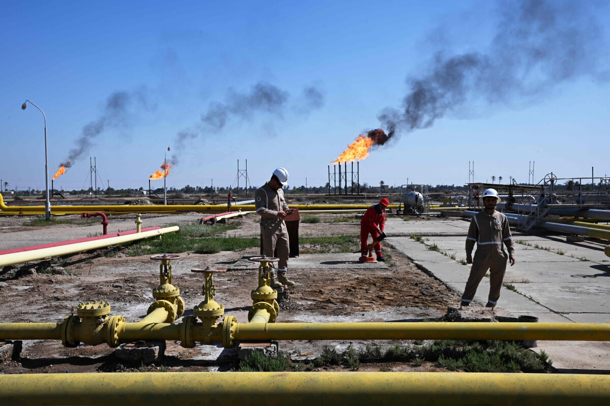 Empleados de la Basra Oil Company trabajan en el yacimiento de petróleo y gas de Nahr Bin Umar, de Basora, Irak.