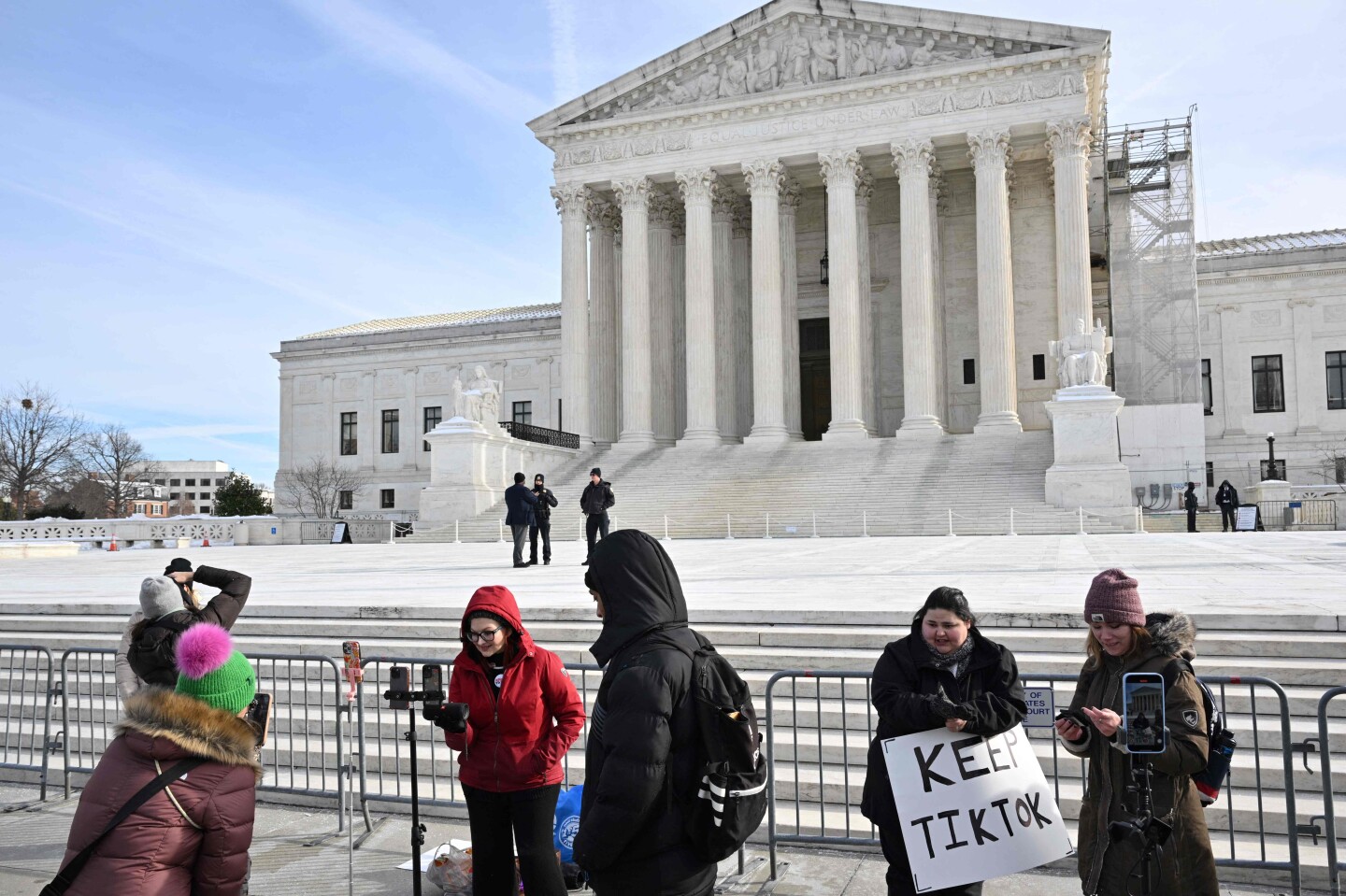 Los partidarios de TikTok transmiten en vivo frente a la Corte Suprema de Estados Unidos en Washington.