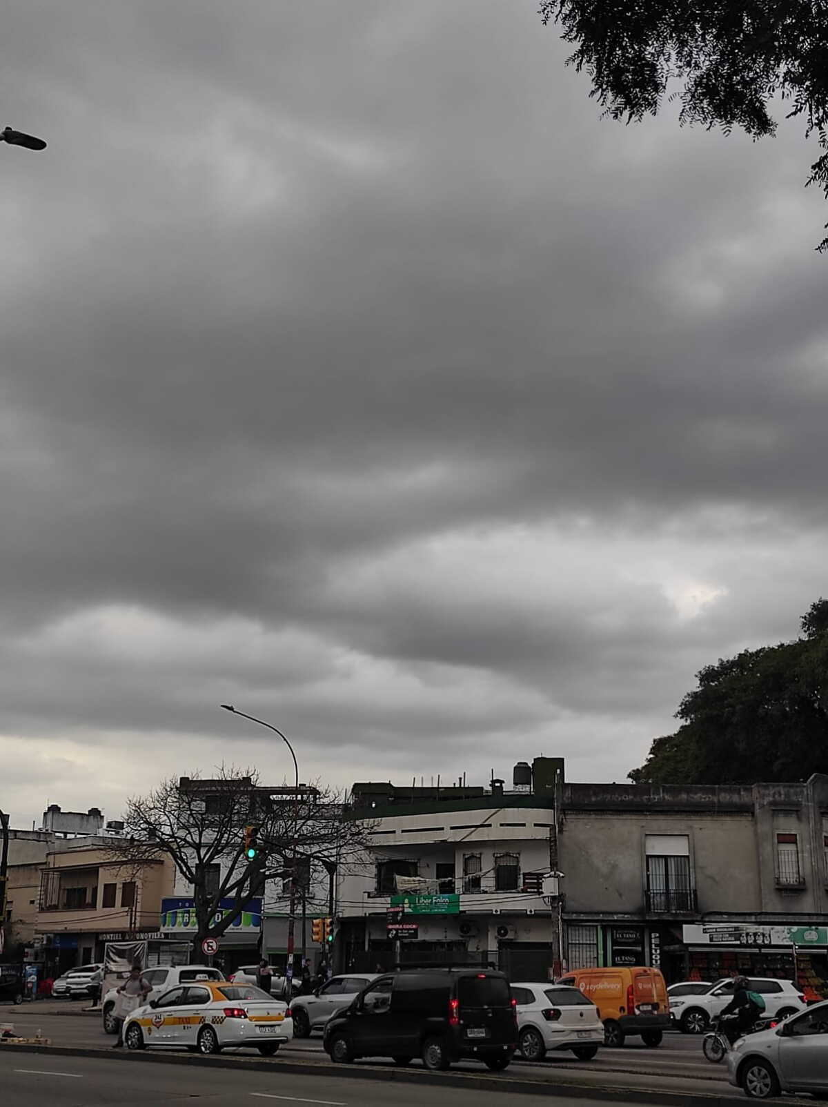 Nubes previo a la tormenta en Montevideo.
